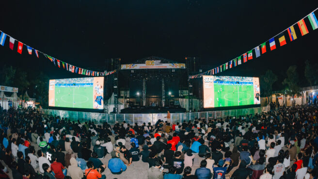 Antusias warga mengikuti nobar Piala Dunia dalam SDC Fest 2026 di Alun-Alun Pamulang, Tangerang Selatan